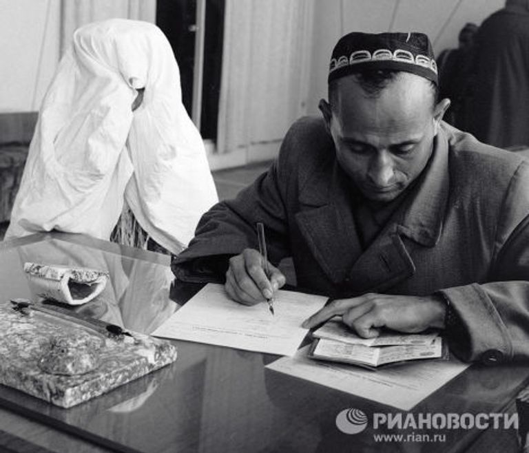 Жених и невеста подают заявление Жених и невеста подают заявление