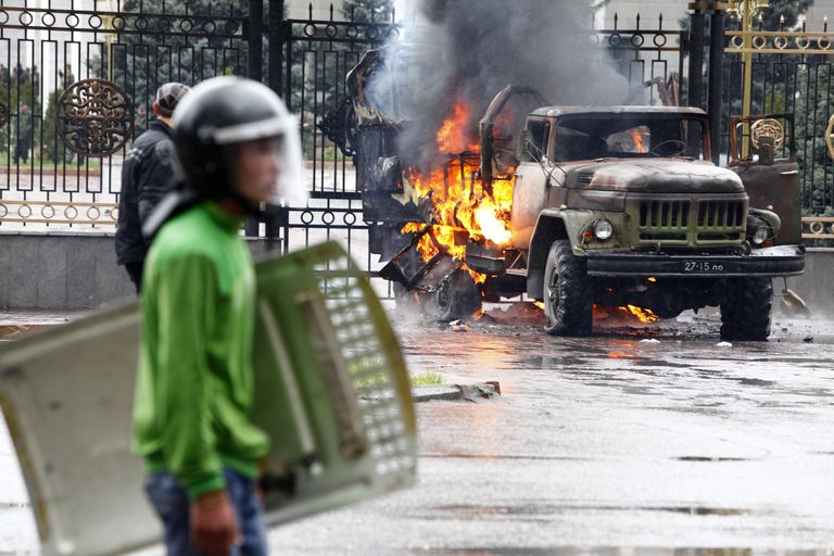 Столкновения между полицией и оппозицией на улицах Бишкека Столкновения между полицией и оппозицией на улицах Бишкека
