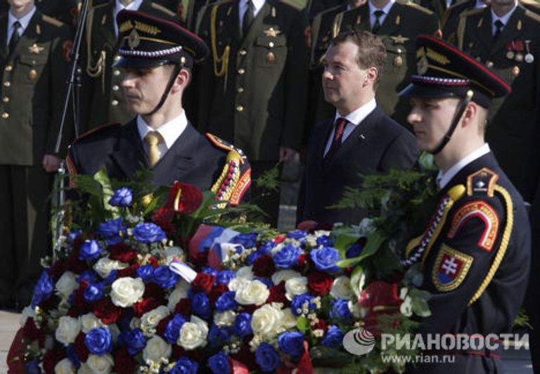 Президент РФ Д.Медведев и президент Словакии И.Гашпарович у мемориала советским воинам-освободителям в Братиславе Президент РФ Д.Медведев и президент Словакии И.Гашпарович у мемориала советским воинам-освободителям в Братиславе