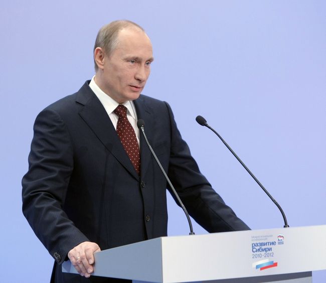 Путин обещает пока не сворачивать ни одну антикризисную программу