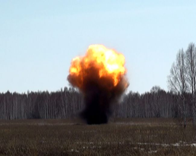 Тонны старых боеприпасов взрываются как фейерверки 