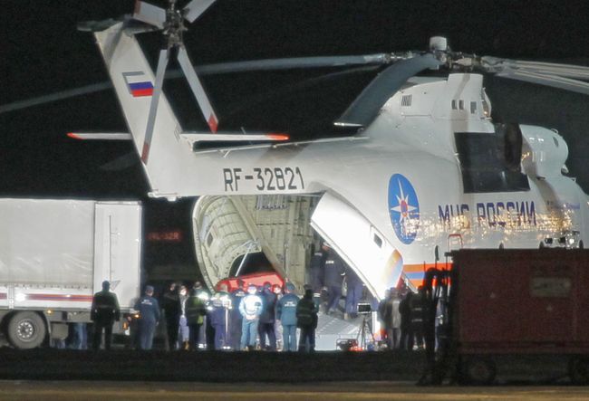Гробы с телами погибших в авиакатастрофе под Смоленском доставили в Москву