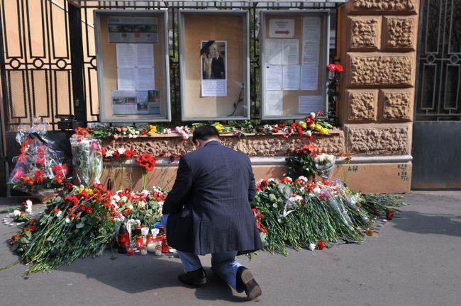 Соболезнования россиян у посольства Польши в Санкт-Петербурге. Архив