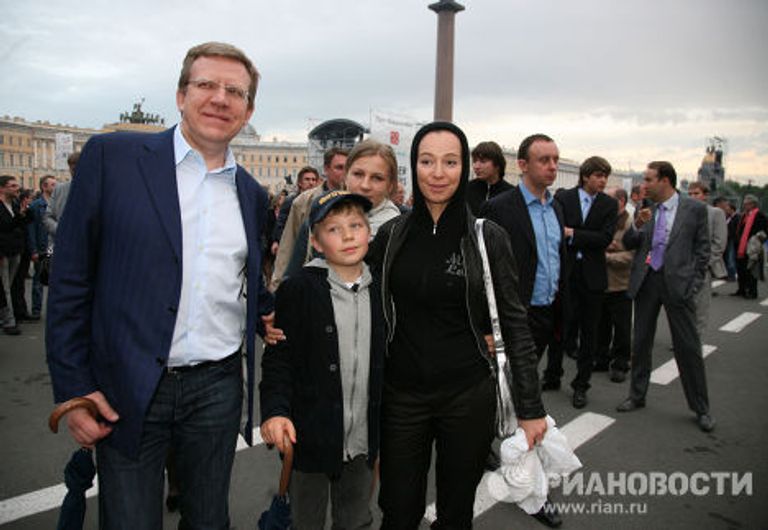 Гости перед концертом на Дворцовой площади в Санкт-Петербурге Гости перед концертом на Дворцовой площади в Санкт-Петербурге