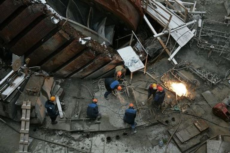 Демонтаж второго гидроагрегата, так он выглядел в октябре 2009 года, спустя два месяца после аварии. Демонтаж второго гидроагрегата, так он выглядел в октябре 2009 года, спустя два месяца после аварии.