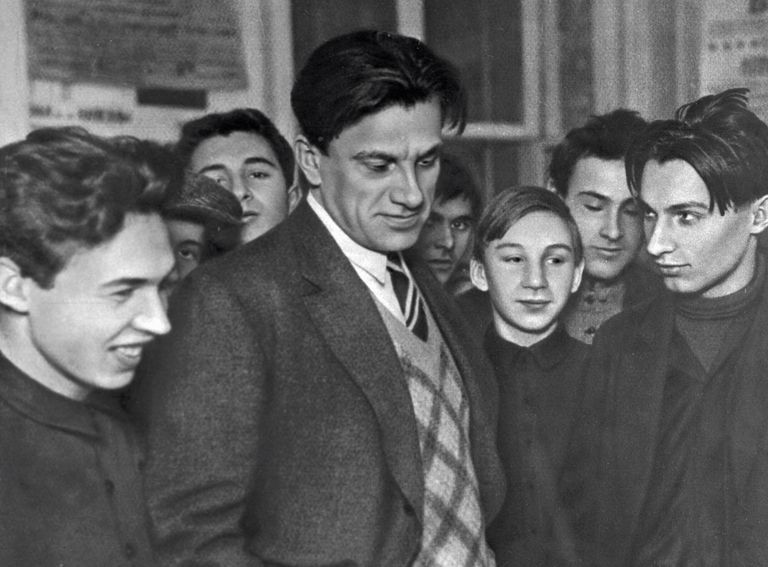 Владимир Маяковский среди молодежи Владимир Маяковский среди молодежи
