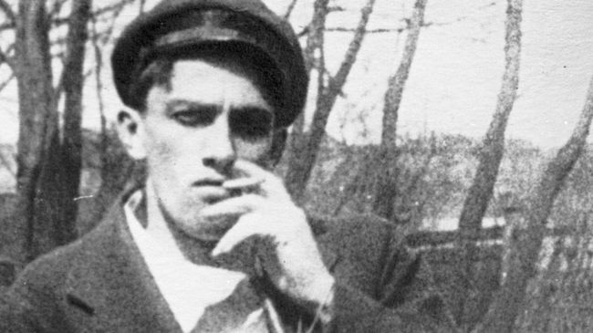 Владимир Маяковский в кадре из фильма Барышня хулиган Владимир Маяковский в кадре из фильма Барышня хулиган