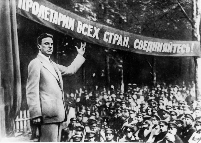 Владимир Владимирович Маяковский выступает перед красноармейцами Владимир Владимирович Маяковский выступает перед красноармейцами