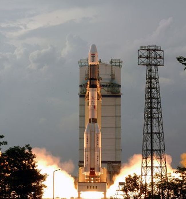 Ракета-носитель GSLV на старте. Архив Ракета-носитель GSLV на старте. Архив