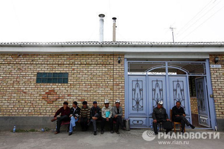 Ворота дома Курманбека Бакиева в селе Тейит Ворота дома Курманбека Бакиева в селе Тейит