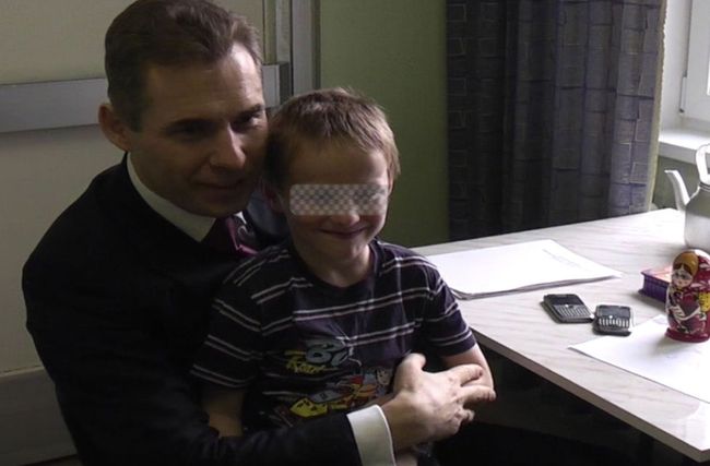 Семилетний мальчик Артем и Павел Астахов. Архив