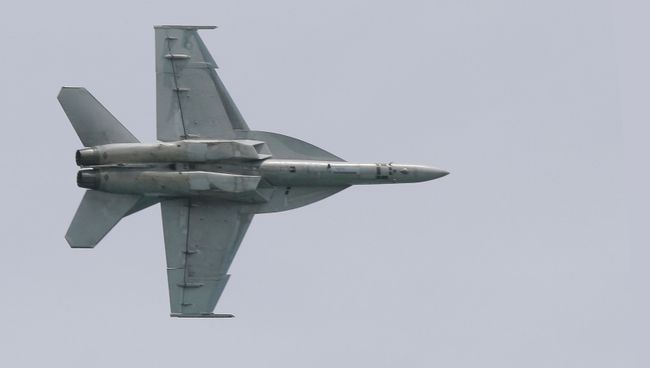 Истребитель F-18. Архивное фото Истребитель F-18. Архивное фото