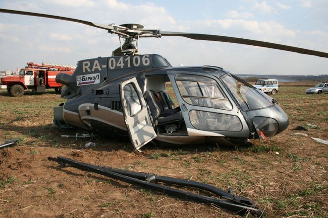 Вертолет АС-350 совершил вынужденную посадку в Люберецком районе Подмосковья Вертолет АС-350 совершил вынужденную посадку в Люберецком районе Подмосковья