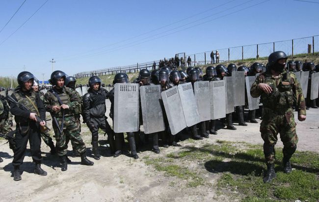 Полицейские отряды на окраине Бишкека