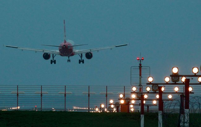 Самолет авиакомпании Air Berlin приземляется в аэропорту Тегель в Берлине Самолет авиакомпании Air Berlin приземляется в аэропорту Тегель в Берлине
