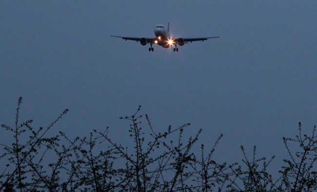 Самолет авиакомпании Air Berlin приземляется в аэропорту Тегель в Берлине