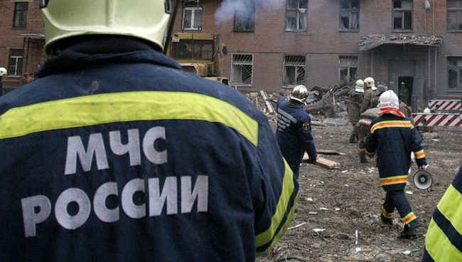 Сотрудники МЧС РФ на месте взрыва бытового газа. Архив