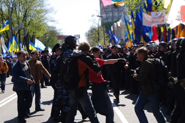 Митинг сторонников и противников соглашения по Черноморскому флоту у здания Верховной Рады Украины