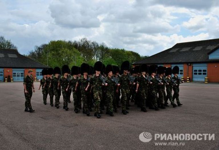 Британские гвардейцы готовятся к параду на Красной площади
