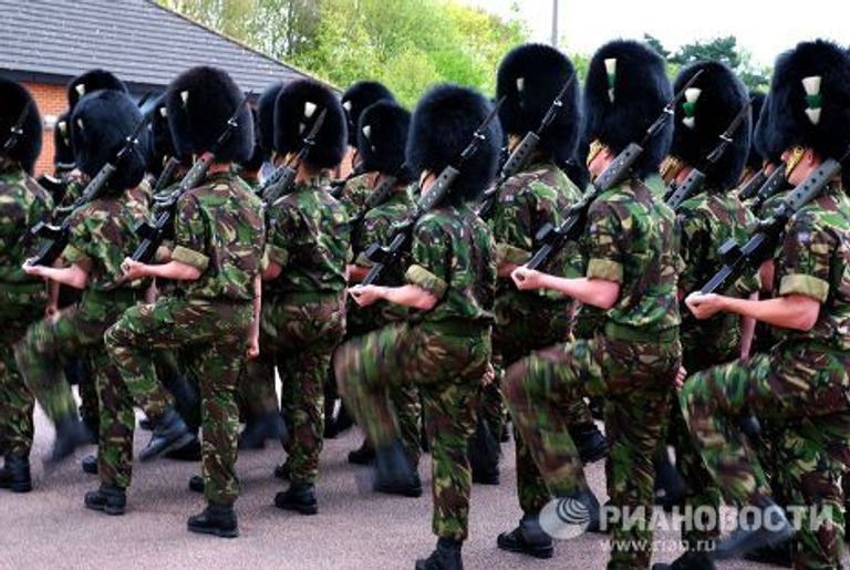 Британские гвардейцы готовятся к параду на Красной площади