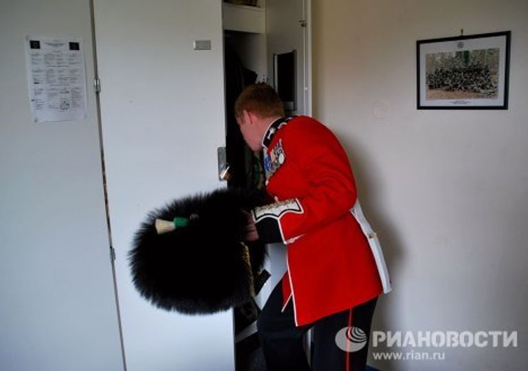 Британские гвардейцы готовятся к параду на Красной площади