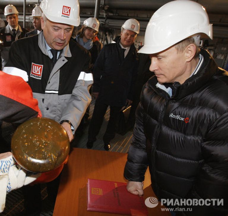 Премьер-министр РФ Владимир Путин посетил стационарную нефтяную платформу ОАО ЛУКОЙЛ Премьер-министр РФ Владимир Путин посетил стационарную нефтяную платформу ОАО ЛУКОЙЛ