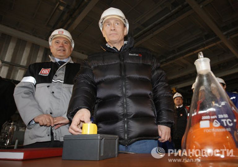 Премьер-министр РФ Владимир Путин посетил стационарную нефтяную платформу ОАО ЛУКОЙЛ Премьер-министр РФ Владимир Путин посетил стационарную нефтяную платформу ОАО ЛУКОЙЛ