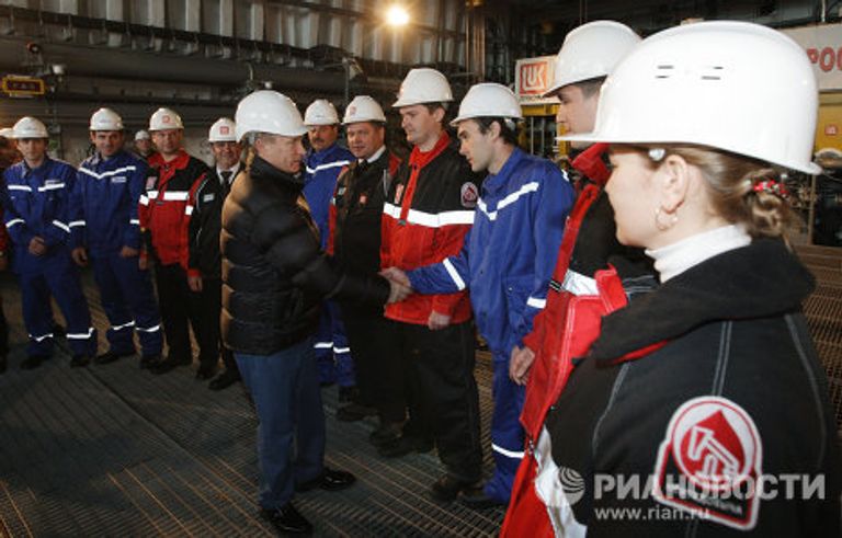 Премьер-министр РФ Владимир Путин посетил стационарную нефтяную платформу ОАО ЛУКОЙЛ Премьер-министр РФ Владимир Путин посетил стационарную нефтяную платформу ОАО ЛУКОЙЛ