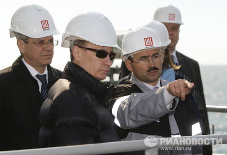 Премьер-министр РФ Владимир Путин посетил стационарную нефтяную платформу ОАО ЛУКОЙЛ Премьер-министр РФ Владимир Путин посетил стационарную нефтяную платформу ОАО ЛУКОЙЛ