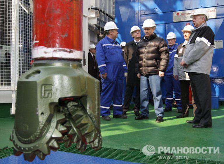 Премьер-министр РФ Владимир Путин посетил стационарную нефтяную платформу ОАО ЛУКОЙЛ Премьер-министр РФ Владимир Путин посетил стационарную нефтяную платформу ОАО ЛУКОЙЛ