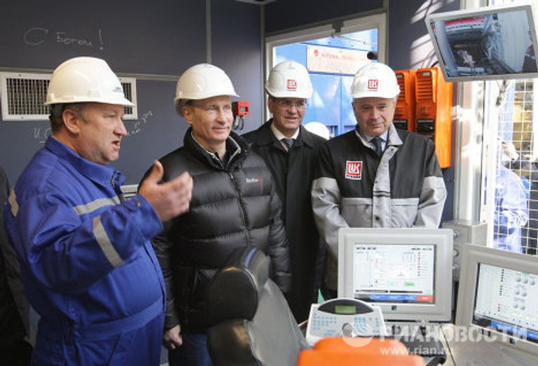 Премьер-министр РФ Владимир Путин посетил стационарную нефтяную платформу ОАО ЛУКОЙЛ Премьер-министр РФ Владимир Путин посетил стационарную нефтяную платформу ОАО ЛУКОЙЛ