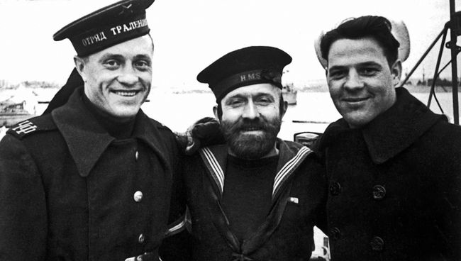 Русский, английский и американский матросы в Севастополе в 1945 году Русский, английский и американский матросы в Севастополе в 1945 году