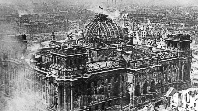 Знамя Победы над рейхстагом в Берлине в 1945 году Знамя Победы над рейхстагом в Берлине в 1945 году