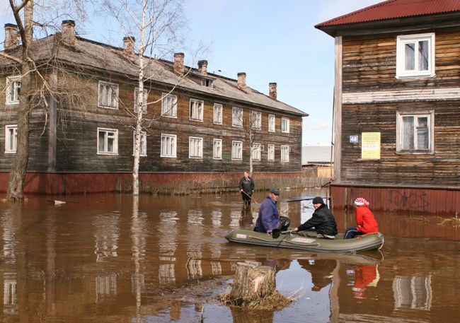 Паводковые воды подступили к жилым домам в Архангельске