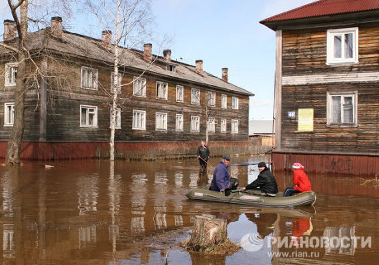 Паводковые воды подступили к жилым домам в Архангельске Паводковые воды подступили к жилым домам в Архангельске