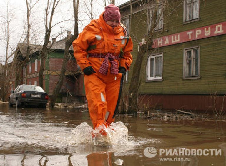Паводковые воды подступили к жилым домам в Архангельске Паводковые воды подступили к жилым домам в Архангельске