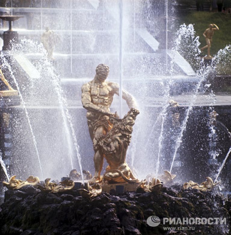 Фонтан Самсон, разрывающий пасть льву Фонтан Самсон, разрывающий пасть льву