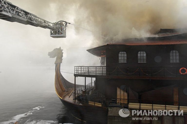 На Бережковской набережной горит плавучий ресторан Викинг