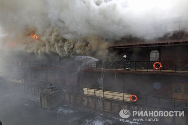 На Бережковской набережной горит плавучий ресторан Викинг