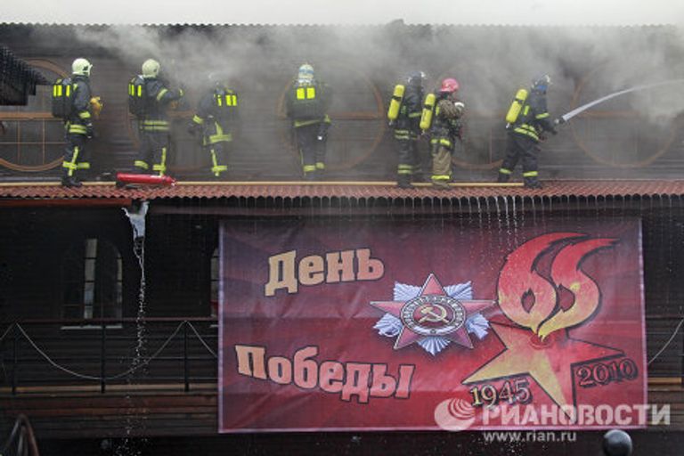 На Бережковской набережной горит плавучий ресторан Викинг