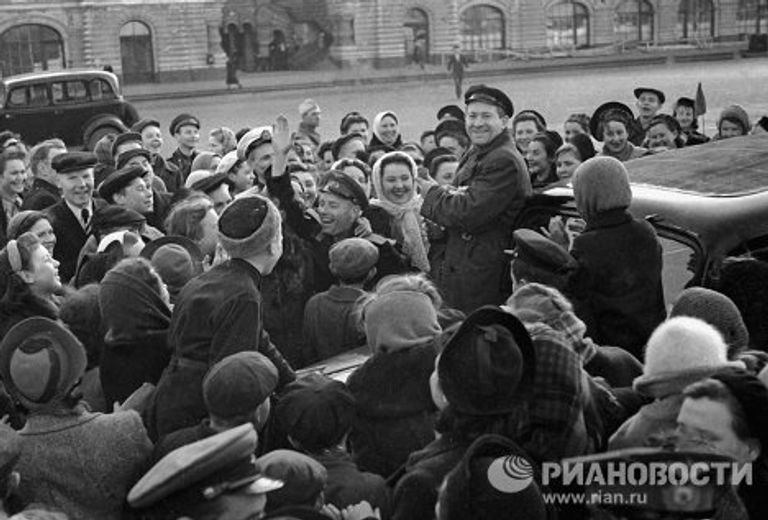Москвичи на Красной площади празднуют День Победы Москвичи на Красной площади празднуют День Победы
