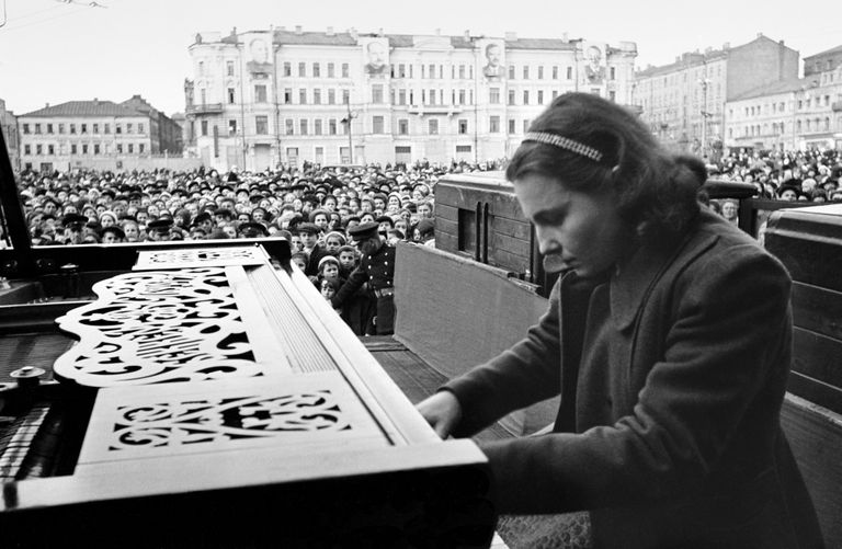 Пианистка Московской консерватории Нина Петровна Емельянова Пианистка Московской консерватории Нина Петровна Емельянова