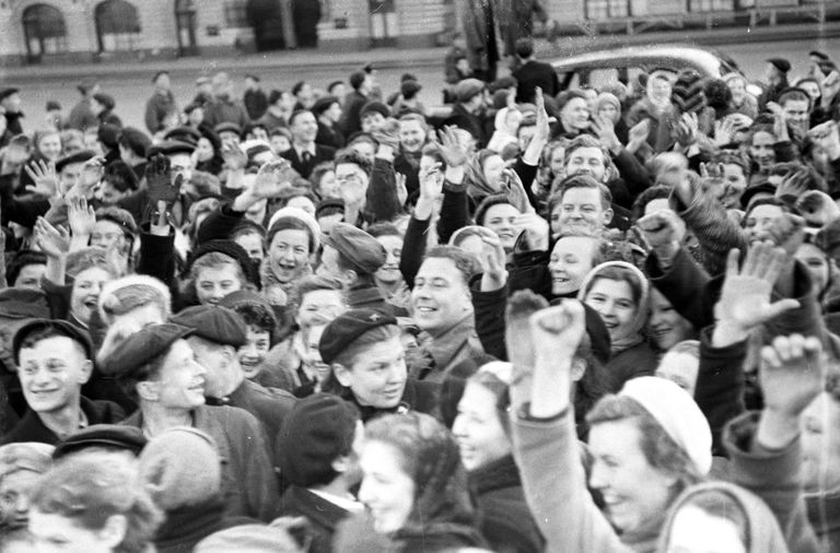 Москвичи на Красной площади в День Победы Москвичи на Красной площади в День Победы