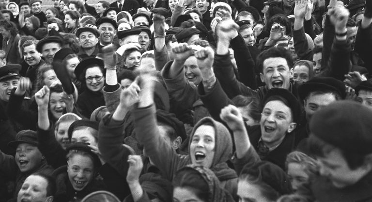 Москвичи на Красной площади утром 9 мая 1945 года Москвичи на Красной площади утром 9 мая 1945 года