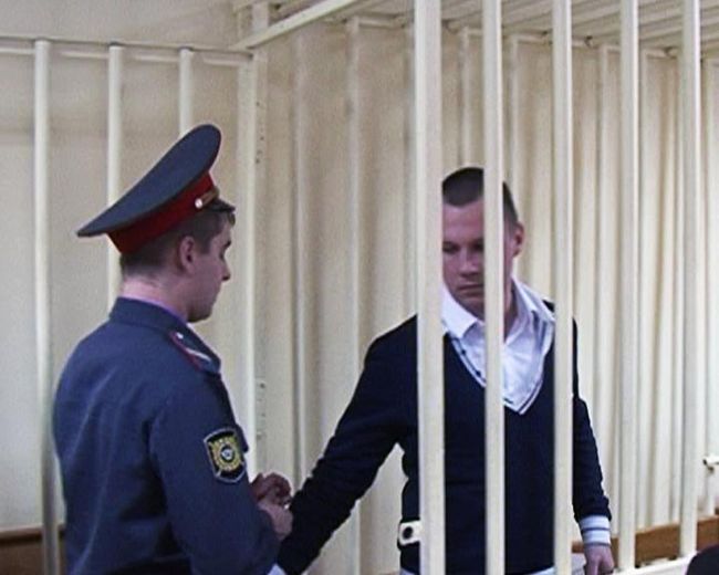 Офицер, выбросивший двух девочек из окна, не признает свою вину