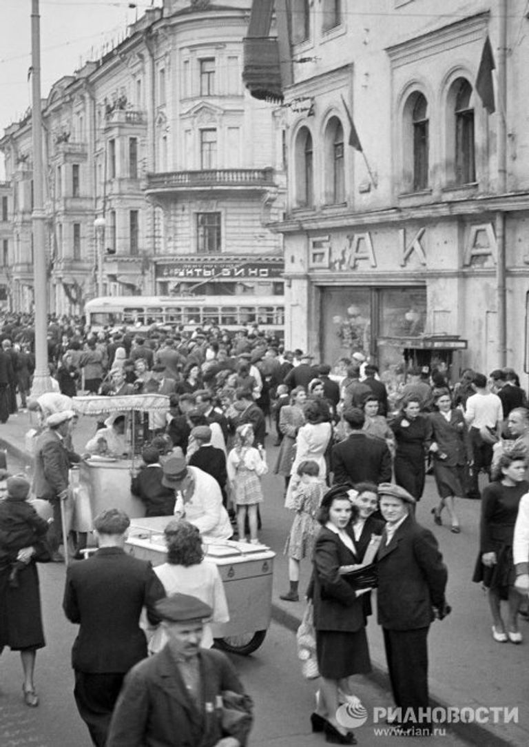 Москвичи на улице Горького (Тверская) Москвичи на улице Горького (Тверская)