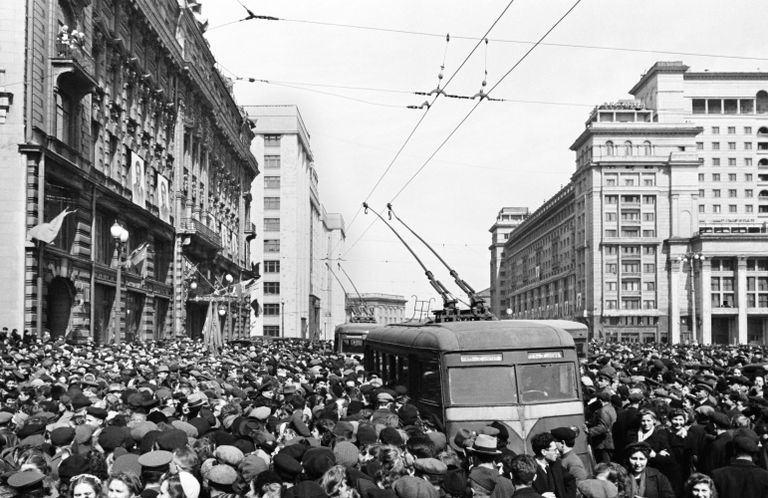 Около американского посольства на Моховой в Москве Около американского посольства на Моховой в Москве
