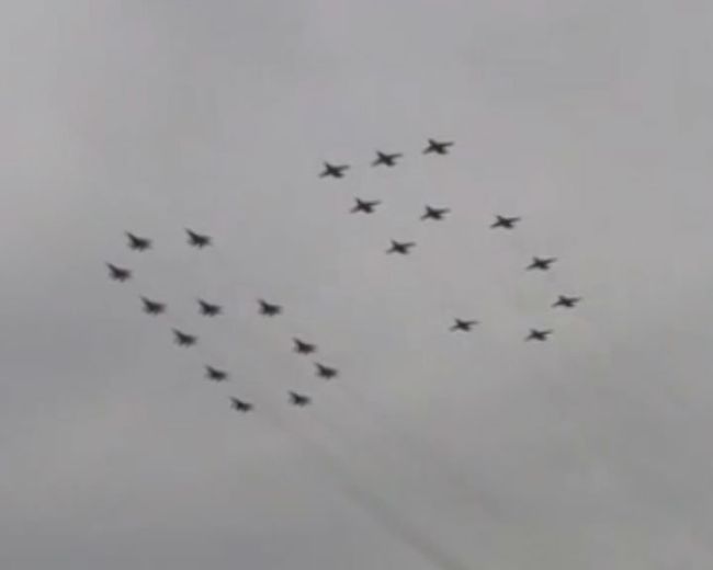 Су-25 и МиГ-29 выстроили в небе цифрой 65