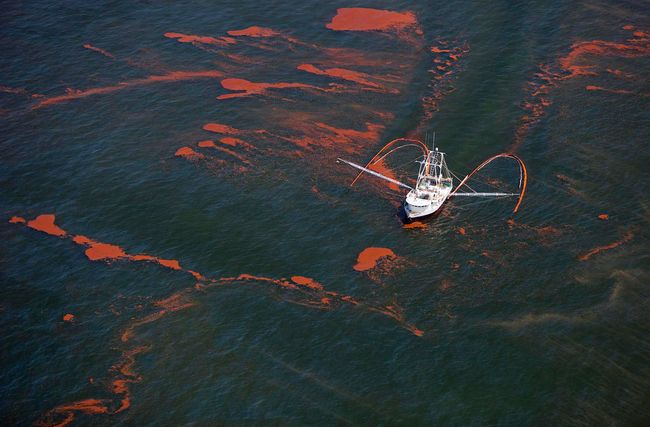 Нефтяное пятно, образовавшееся после пожара и затопления буровой установки Deepwater Horizon в Мексиканском заливе