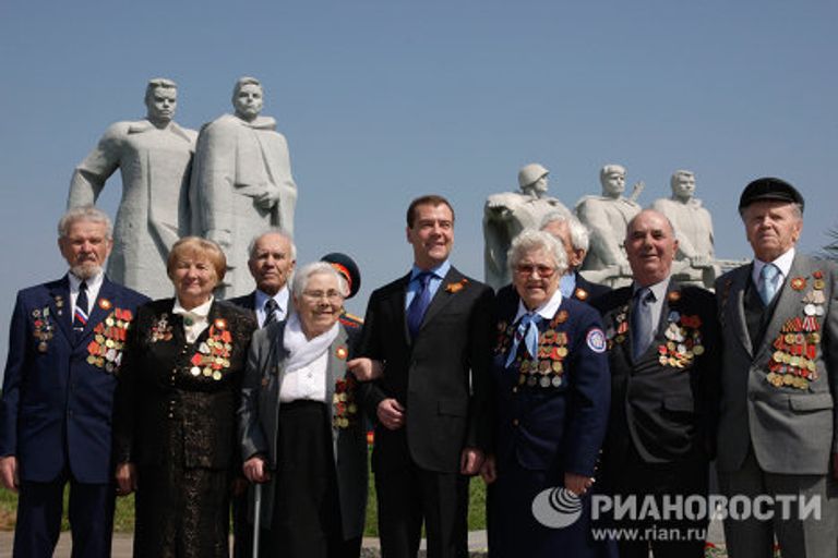 Дмитрий Медведев с ветеранами Великой Отечественной войны у монумента в честь подвига героев-памфиловцев разъезда Дубосеково под Волоколамском Дмитрий Медведев с ветеранами Великой Отечественной войны у монумента в честь подвига героев-памфиловцев разъезда Дубосеково под Волоколамском